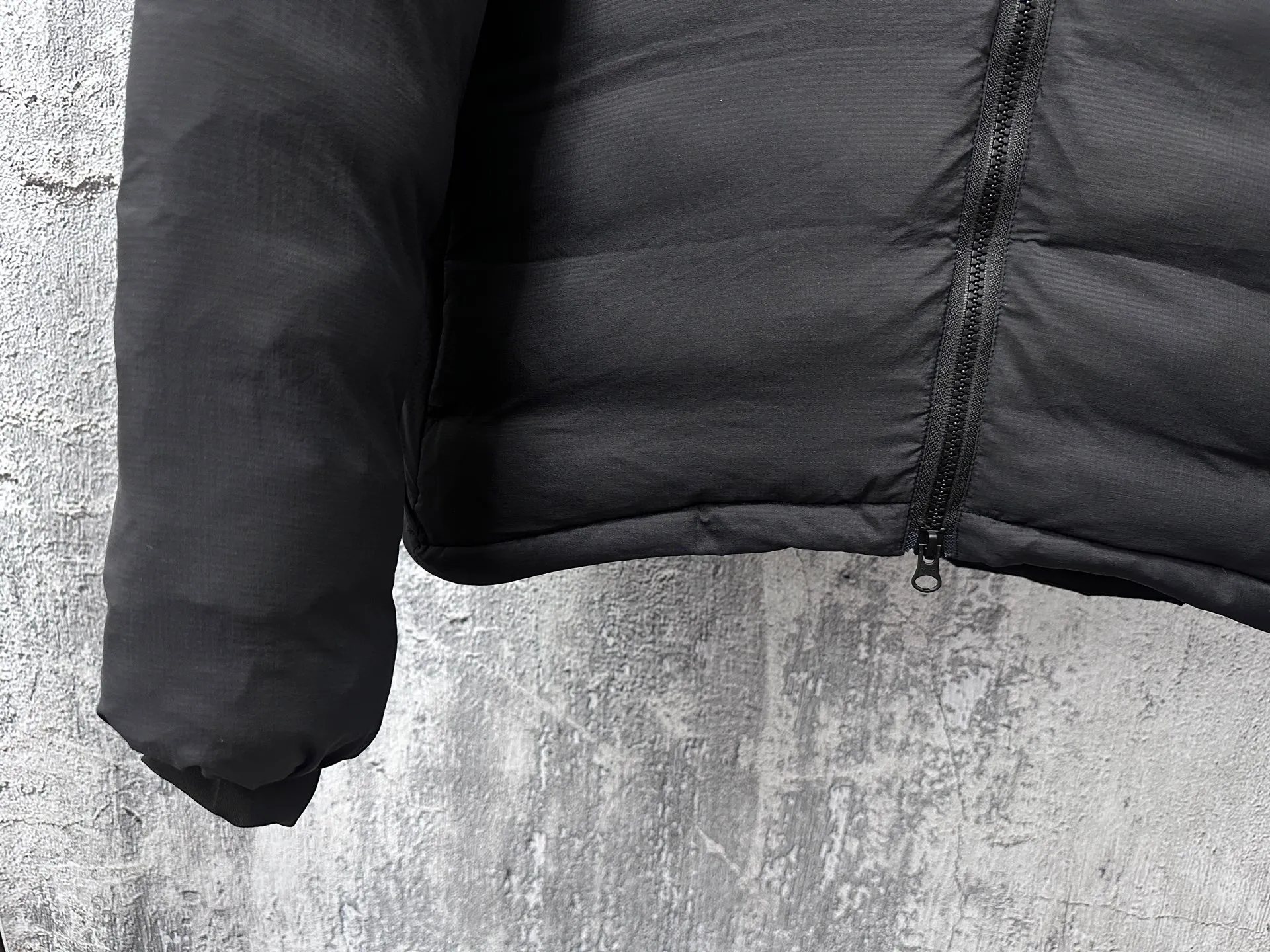P840 [Canada Goose] Big Goose 5078 down jacket is different from the junk products in the market🗯️The same picture but different price means different versions ✅Don’t be fooled by the same copywriters and pirated picture gangs who mix and distribute high-luxury pictures at low prices. Once you receive it and compare the quality, you will know where the difference is. Don’t lie. Look for the terminal. I don’t guarantee that my products are the cheapest, but I definitely guarantee that they are worth every penny of your hard-earned money! Canada Goose down jacket top version, warm and cold-resistant, nice upper body effect, super lightweight, size: XS-XL